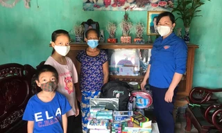 Chị Lê Thị Thanh Bắc (Bí thư Đoàn TNCS Hồ Chí Minh xã Đồng Lạc) thay mặt Nhà sách Tiền Phong tặng quà cho hai em Dương và Duy.