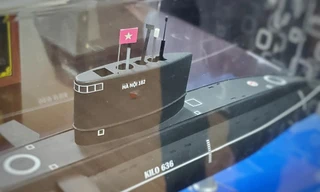 Mô hình tàu ngầm Kilô được thanh niên Quân đội trao tặng cho chương trình