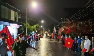 Người dân vỡ òa vui sướng