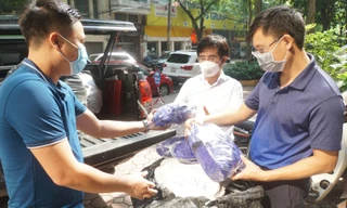 Tặng 1.000 đôi dép và 400 bộ đồ bảo hộ cho bác sỹ tuyến đầu