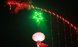 Một ngọn cây nêu được trang trí cầu kỳ, đẹp mắt