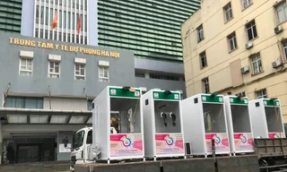 Năm nhà lấy mẫu đầu tiên được tặng cho CDC Hà Nội