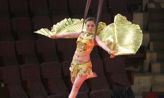 Người đẹp múa bụng trên không