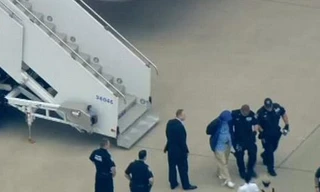 Máy bay hạ cánh khẩn cấp vì hành khách tố bị CIA đầu độc