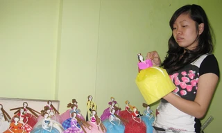 Thùy Dương giới thiệu sản phẩm của mình. Ảnh: Lưu Trinh