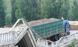 Phạt lái xe tải 24,4 triệu USD vì làm gẫy cầu