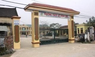 Nữ sinh lớp 9 dùng dao lam rạch mặt bạn trước cổng trường