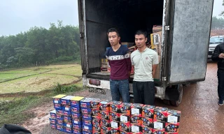 Bắt quả tang 2 thanh niên vận chuyển hơn 100kg pháo