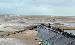 Sạt lở gần 2km bờ biển, nhiều hồ nuôi tôm ở Quảng Bình bị xoá trắng