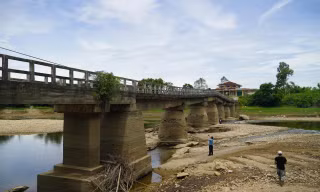 Người dân nín thở qua cây cầu xuống cấp nghiêm trọng ở Quảng Trị