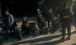 Mật phục bắt giữ hàng chục 'tổ lái' gây náo loạn đường phố