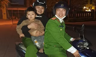 Quảng Bình: Công an trao trả cháu bé đi lạc trong đêm 