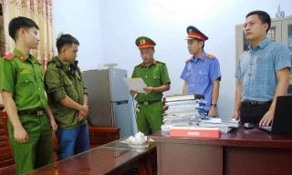 Trưởng bưu cục công ty giao hàng nhanh tham ô tài sản 