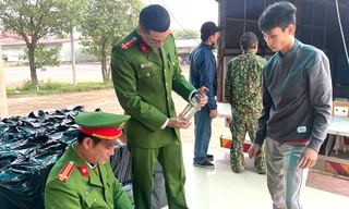 Vận chuyển gần 1.600 chai rượu nhập lậu từ Quảng Trị ra Hà Nội tiêu thụ 