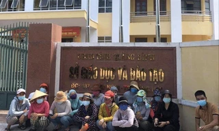 Nhiều phụ huynh học sinh ở Bố Trạch đến Sở GD&ĐT Quảng Bình kiến nghị về kỳ thi tuyển sinh lớp 10