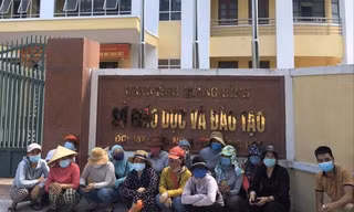 Nhiều phụ huynh học sinh ở Bố Trạch đến Sở GD&ĐT Quảng Bình kiến nghị về kỳ thi tuyển sinh lớp 10