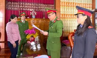 Tham ô gần 1 tỉ đồng, nữ cửa hàng trưởng bị bắt 