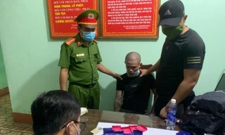 Lực lượng CA kiểm đếm số ma túy mà hai đối tượng sở hữu.