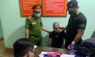 Lực lượng CA kiểm đếm số ma túy mà hai đối tượng sở hữu.