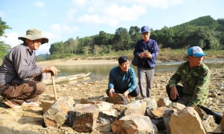 Tính chuyện khai thác mỏ ngọc bích ở Quảng Bình 