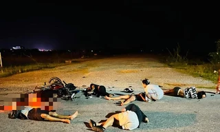 Xe máy kẹp 3 đối đầu xe máy điện, 5 người thương vong 