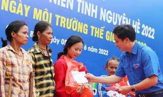 Anh Đặng Đai Bàng, Bí thư Tỉnh đoàn Quảng Bình tặng quà cho bà con khó khăn ở bản K'Ai xã Dân Hóa (Minh Hóa - Quảng Bình).