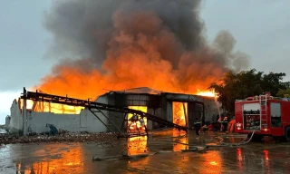 Lửa thiêu rụi xưởng sản xuất bột cá, thiệt hại cả trăm tỉ đồng