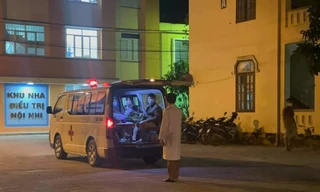 Ngành y tế đưa người liên quan Covid-19 đi điều trị, cách ly tập trung.