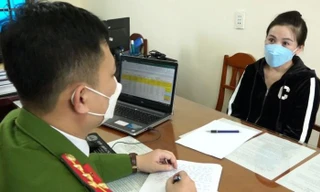 Lực lượng CA lấy lời khai của các đối tượng cho vay nặng lãi