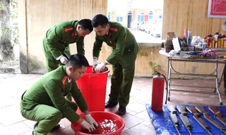 Tổ chức tiêu hủy hàng trăm đao kiếm, súng tự chế 