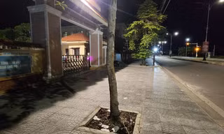 Quảng Bình: Phụ huynh rải tiền lẻ đầy cổng trường chuyên cầu con đậu gây phản cảm 