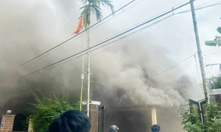 Khói lửa dữ dội bao trùm quán karaoke giữa trưa 