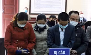 Các bị cáo cúi đầu nhận tội tại phiên tòa xét xử.