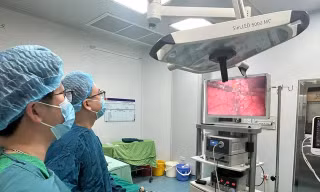 Người đàn ông đang cắt cỏ bị viên đá bắn thủng bụng