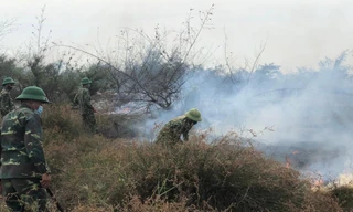 Lực lượng bộ đội biên phòng làm các đường băng cản lửa nhằm khống chế các điểm cháy tránh bị lan rộng.