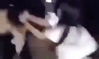 Nữ sinh không ngừng van xin nhưng vẫn bị đánh dã man, lột sạch quần áo 