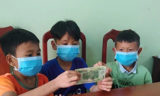 Những học sinh nhặt được tiền mang đến Công an xã nhờ tìm người đánh rơi để trả lại.