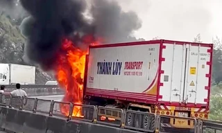 Xe tải cháy như đuốc trên đèo, quốc lộ 1A ách tắc nhiều giờ đồng hồ 