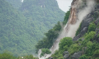 Huy động quân đội nổ mìn phá khối đá 300 tấn 'uy hiếp' nhà dân