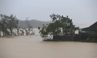 Tối 17/10, nước lũ lên nhanh tại các con sông ở Quảng Bình.