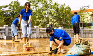 Thanh niên dọn bùn khu vực Nhà lưu niệm Đại tướng Võ Nguyên Giáp