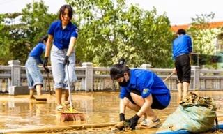 Thanh niên dọn bùn khu vực Nhà lưu niệm Đại tướng Võ Nguyên Giáp