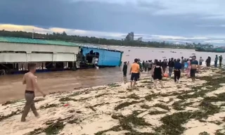 Nước lũ cuốn 1 nhà hàng nổi ra biển Nhật Lệ 