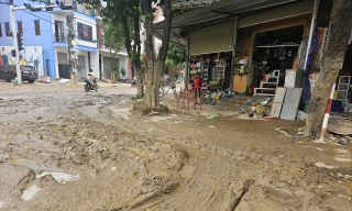 'Rốn lũ' Quảng Bình ngập ngụa trong bùn đất