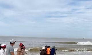 Quảng Bình: Hai vợ chồng mất tích trên sông Dinh, thi thể người chồng trôi dạt trên biển