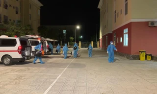 Cơ quan chức năng đưa những trường hợp dương tính với SARS-Cov-2 đi điều trị trong đêm.