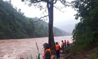 Hai vợ chồng lội qua khe về nhà, người vợ bị lũ cuốn trôi mất tích