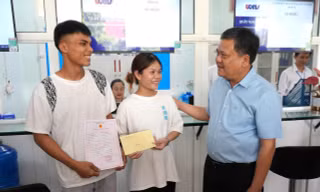 Đôi vợ chồng trẻ Bru Vân Kiều bất ngờ được Chủ tịch tỉnh trao giấy đăng ký kết hôn và tặng quà
