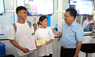 Đôi vợ chồng trẻ Bru Vân Kiều bất ngờ được Chủ tịch tỉnh trao giấy đăng ký kết hôn và tặng quà