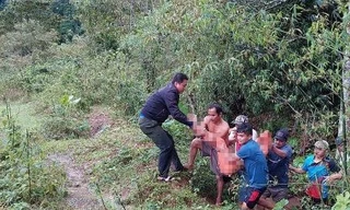 Người dân đưa thi thể chị N lên bờ